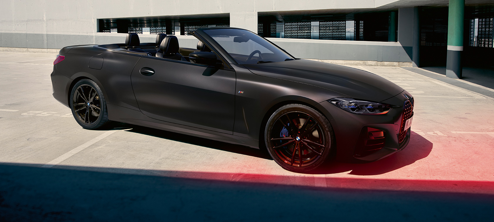 Pogled sa strane na BMW M440i xDrive kabriolet G23 2020 BMW M440i xDrive kabriolet G23 2020 BMW Individual Frozen Deep siva metalik boja tročetvrtinski bočni prikaz