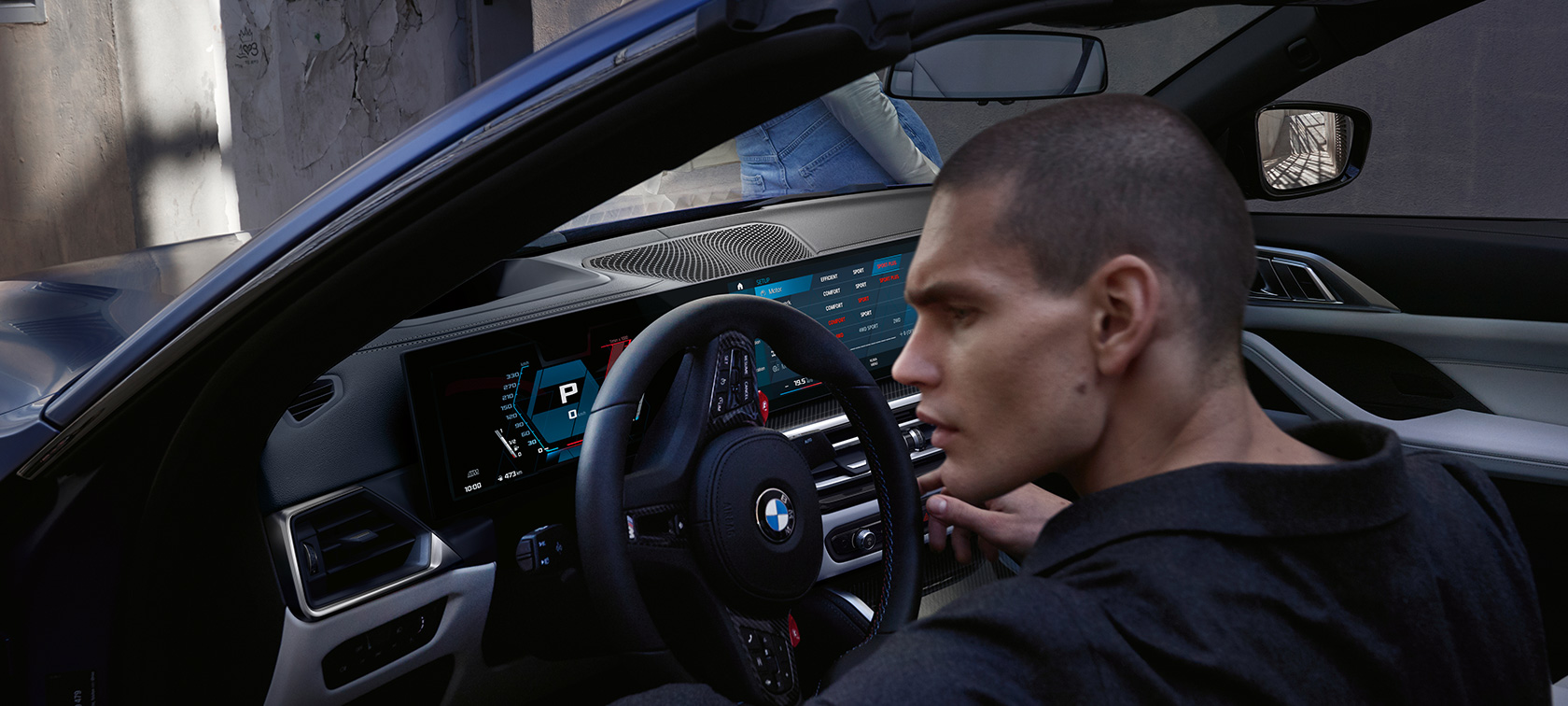 BMW M4 Competition kabriolet sa M xDrive-om G83 2021 kokpit BMW M4 Competition kabriolet sa M xDrive-om G83 2021 BMW Individual Frozen Portimao plava metalik boja kokpit sa otvorenim vratima i modelom