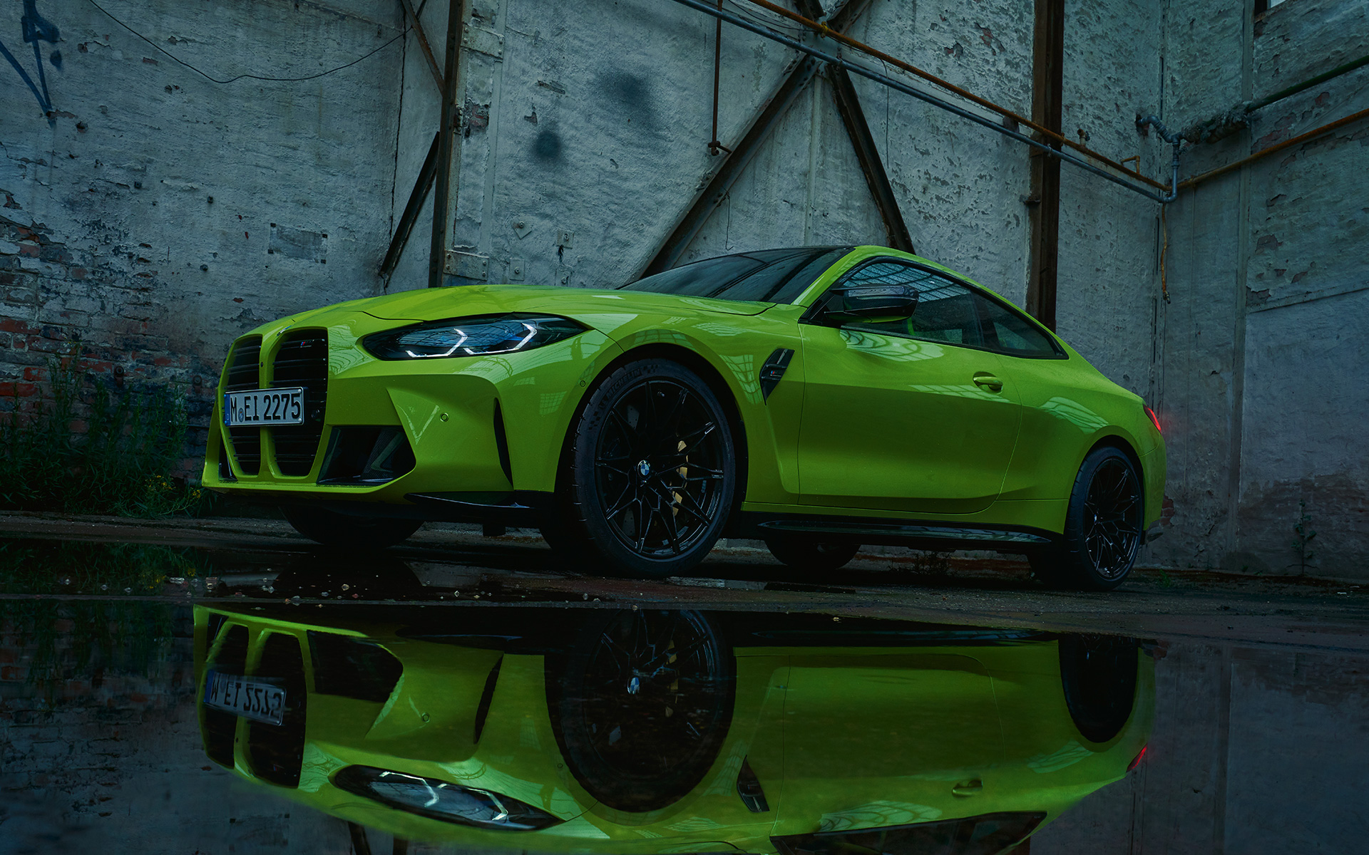 BMW M4 Competition Coupe G82 2020 Sao Paulo žute boje tročetvrtinski prednji prikaz