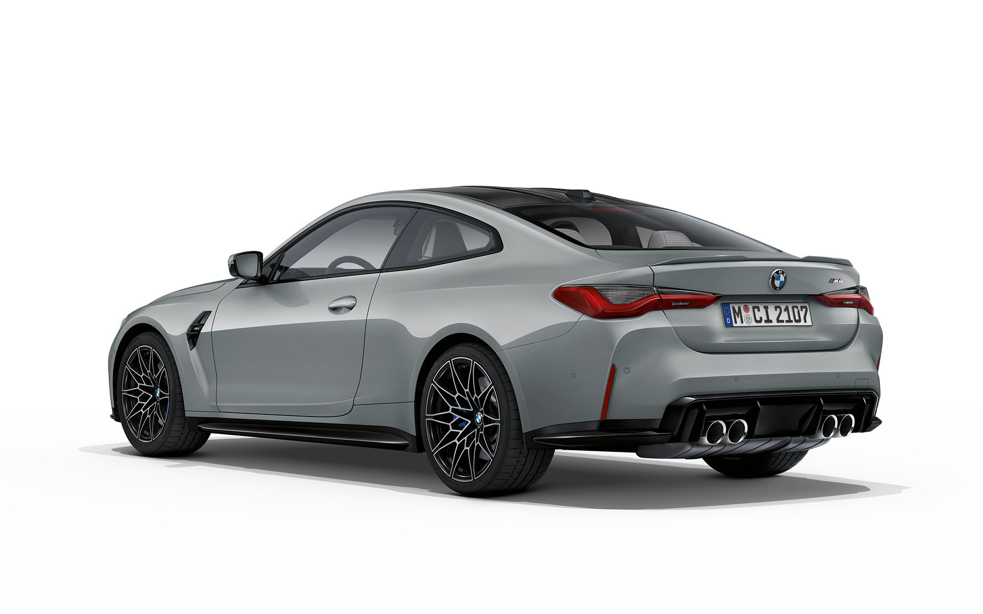 BMW M4 Coupe G82 2020 Brooklyn siva metalizirana tročetvrtinski stražnji prikaz