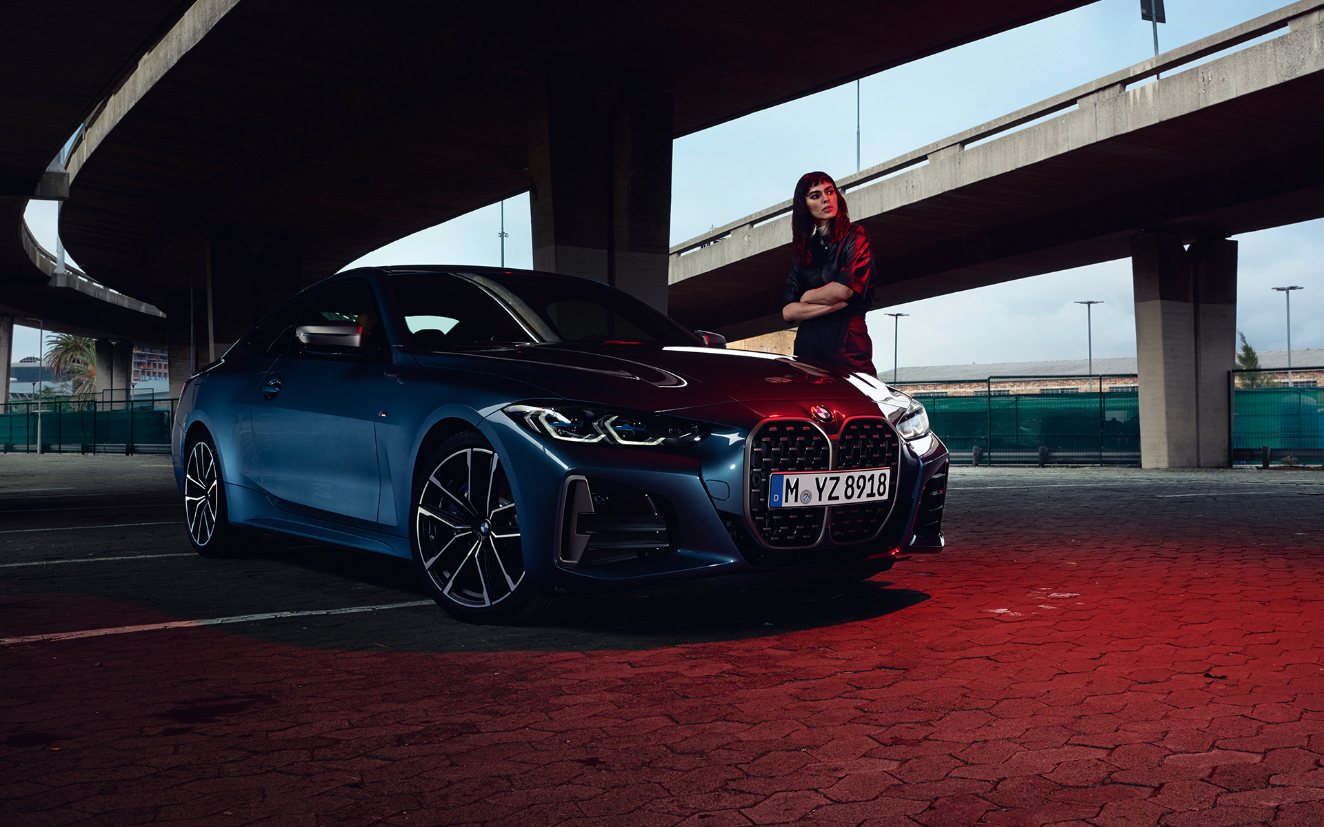 BMW M440i xDrive Coupe G22 2020 G82 2020 Arctic Race plavi metalik tročetvrtinski prednji prikaz sa modelom