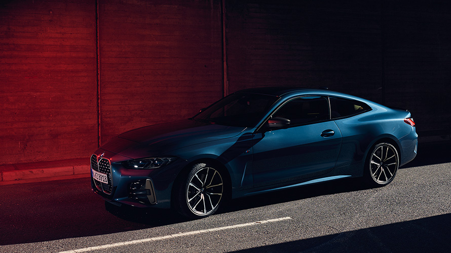 BMW M440i xDrive Coupe G22 2020 Arctic Race plavi metalik tročetvrtinski prednji prikaz u pokretu