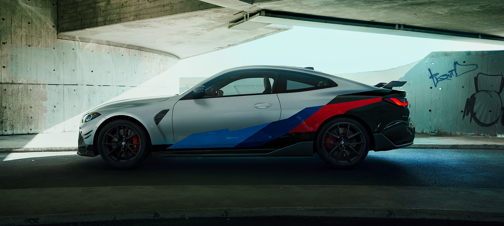 BMW M4 sa BMW M Performance delovima BMW M4 Coupé G82 2020 BMW M4 Coupe G82 2020 bočni prikaz sa BMW M Performance delovima