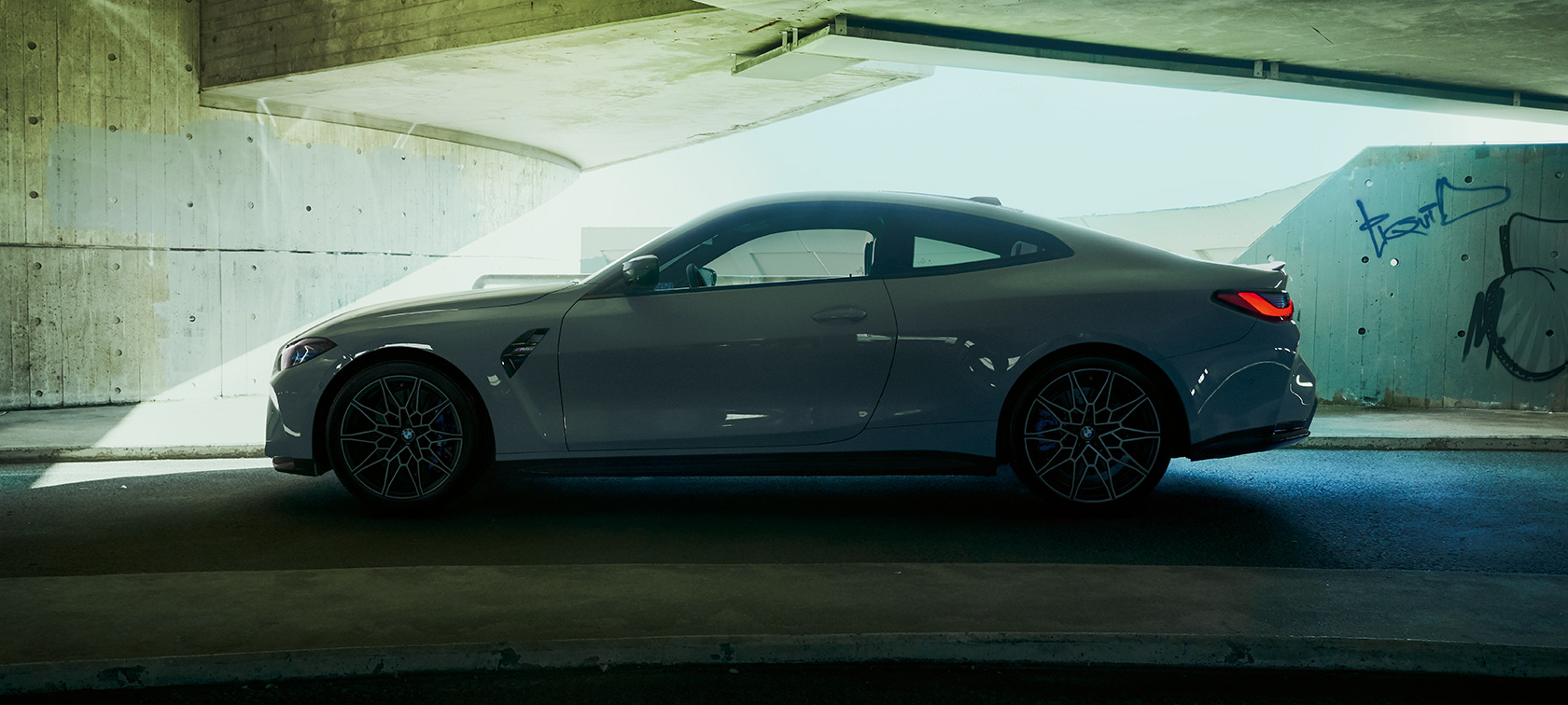 BMW M4 Coupe G82 2020 tročetvrtinski prednji prikaz BMW M4 Coupe G82 2020 Brooklyn siva metalizirana tročetvrtinski prednji prikaz