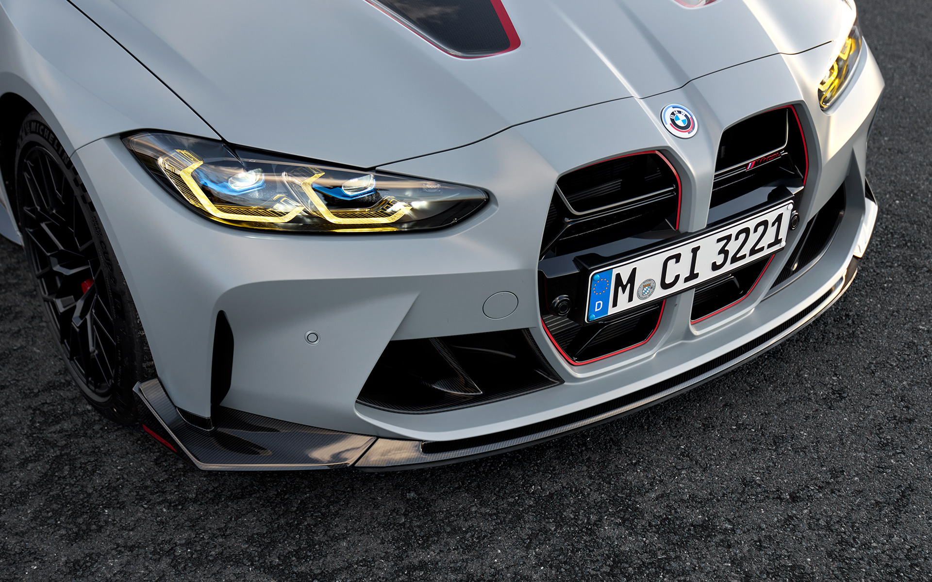 M prednji spliter od ugljeničnih vlakana BMW M4 CSL G82 BMW M4 CSL G82 BMW Individual Frozen Brooklyn sive metalik boje M prednji spliter of ugljeničnih vlakana bliži prednji prikaz