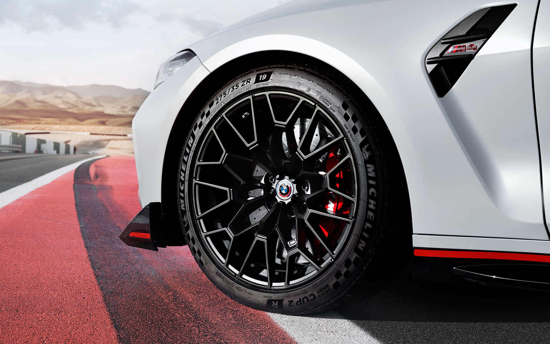 M ugljenično-keramičke kočnice crvene boje visokog sjaja BMW M4 CSL G82 BMW M4 CSL G82 BMW Individual Frozen Brooklyn sive metalik boje M ugljenično-keramičke kočnice crvene boje visokog sjaja lagane konstrukcije
