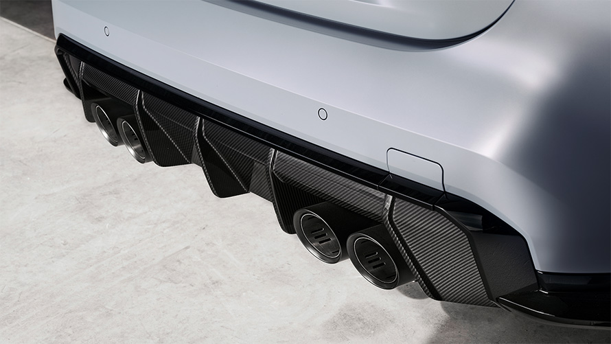 Izduvni sistem od titanijuma sa izduvnim cevima crne mat boje BMW M4 CSL G82 BMW M4 CSL G82 BMW Individual Frozen Brooklyn sive metalik boje izduvni sistem od titanijuma sa izduvnim cevima crne mat boje prikaz izbliza