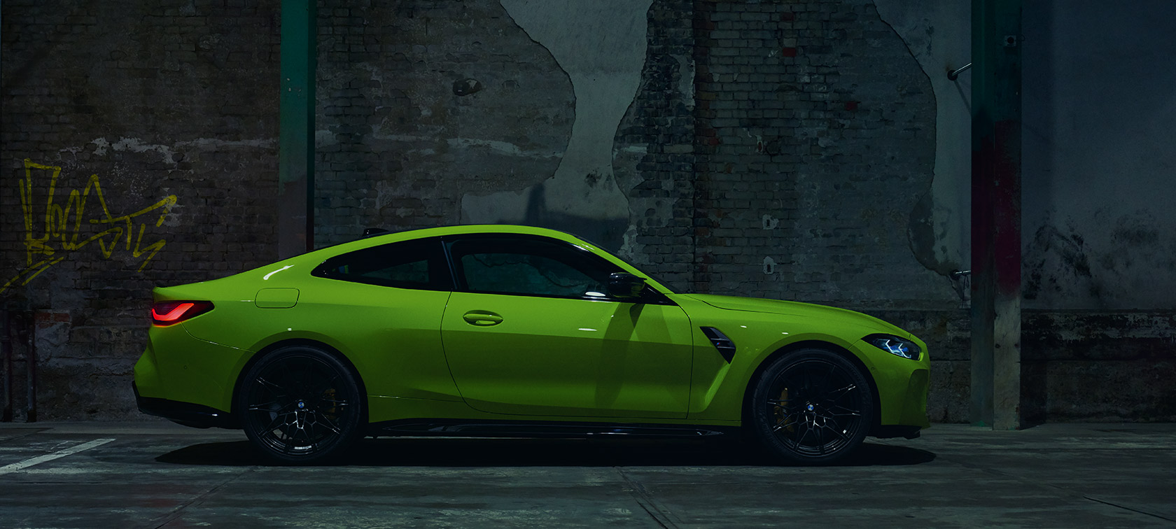 BMW M4 CSL G82 tročetvrtinski zadnji prikaz BMW M4 CSL G82 BMW Individual Frozen Brooklyn sive metalik boje tročetvrtinski zadnji prikaz vozila na vožnje na trkačkoj stazi