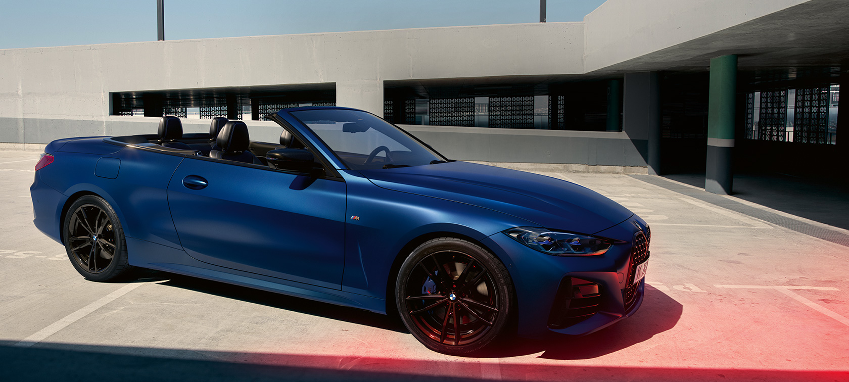 Pogled spreda na BMW M440i xDrive kabriolet G23 2020 BMW M440i xDrive kabriolet G23 2020 BMW Individual Frozen Portimao Blue metalik pogled spreda