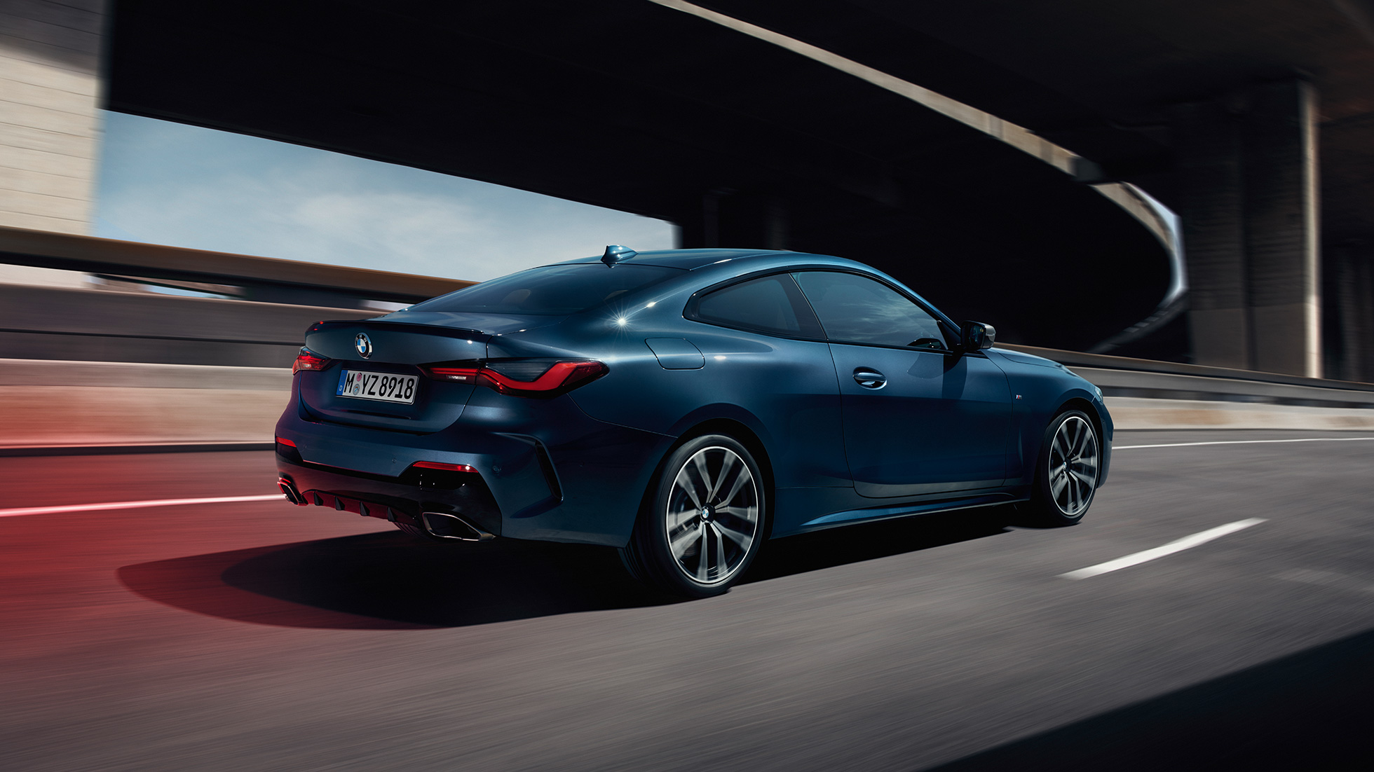 Pogled otpozadi BMW M440i xDrive kupe G22 2020 BMW M440i xDrive kupe Arctic Race plava metalik G22 2020 pogled spreda