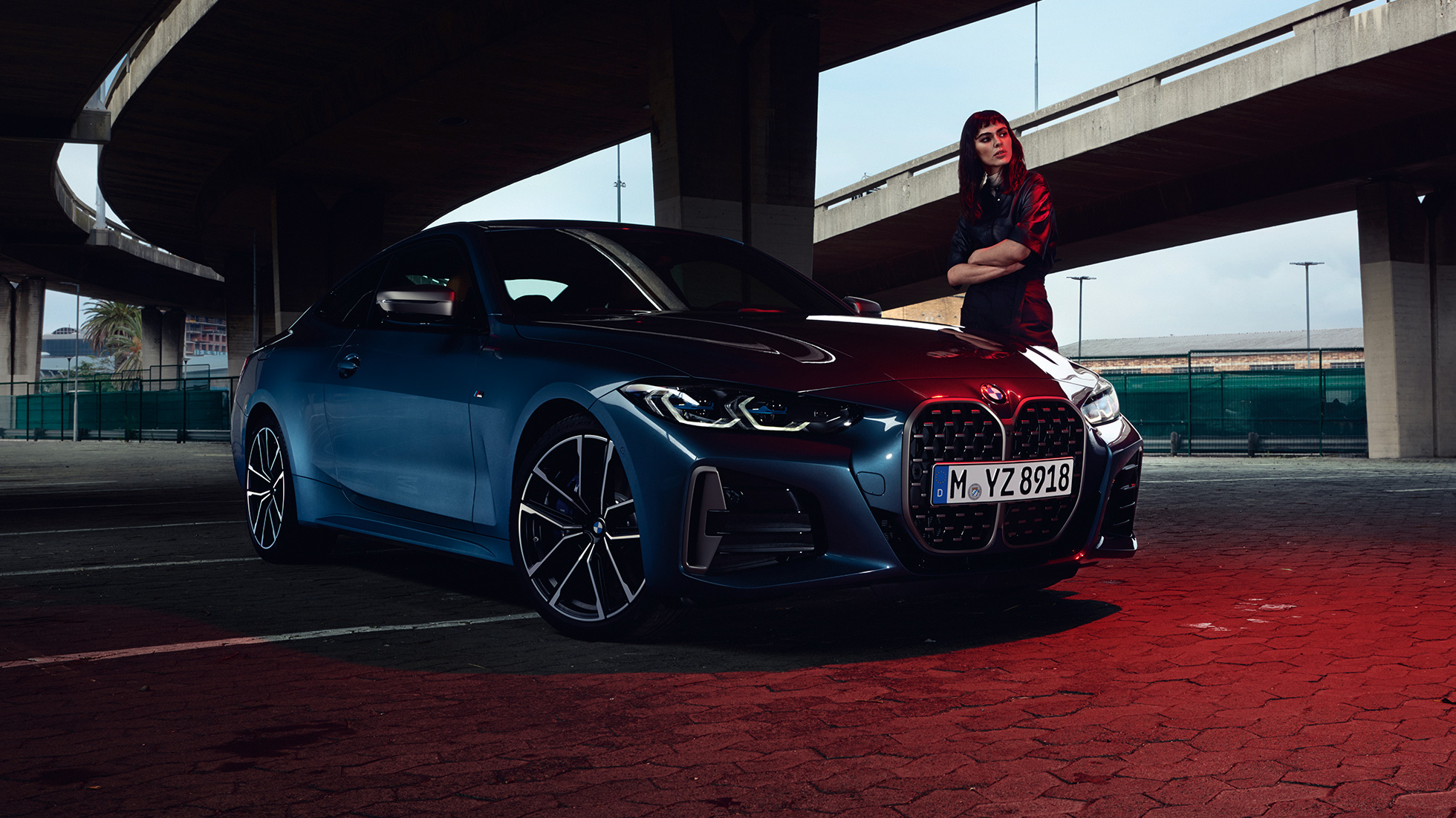 Model postavljen pored BMW M440i xDrive kupea G22 2020 pogled sa strane BMW M440i xDrive kupe Arctic Race plava metalik G22 2020 pogled sa strane