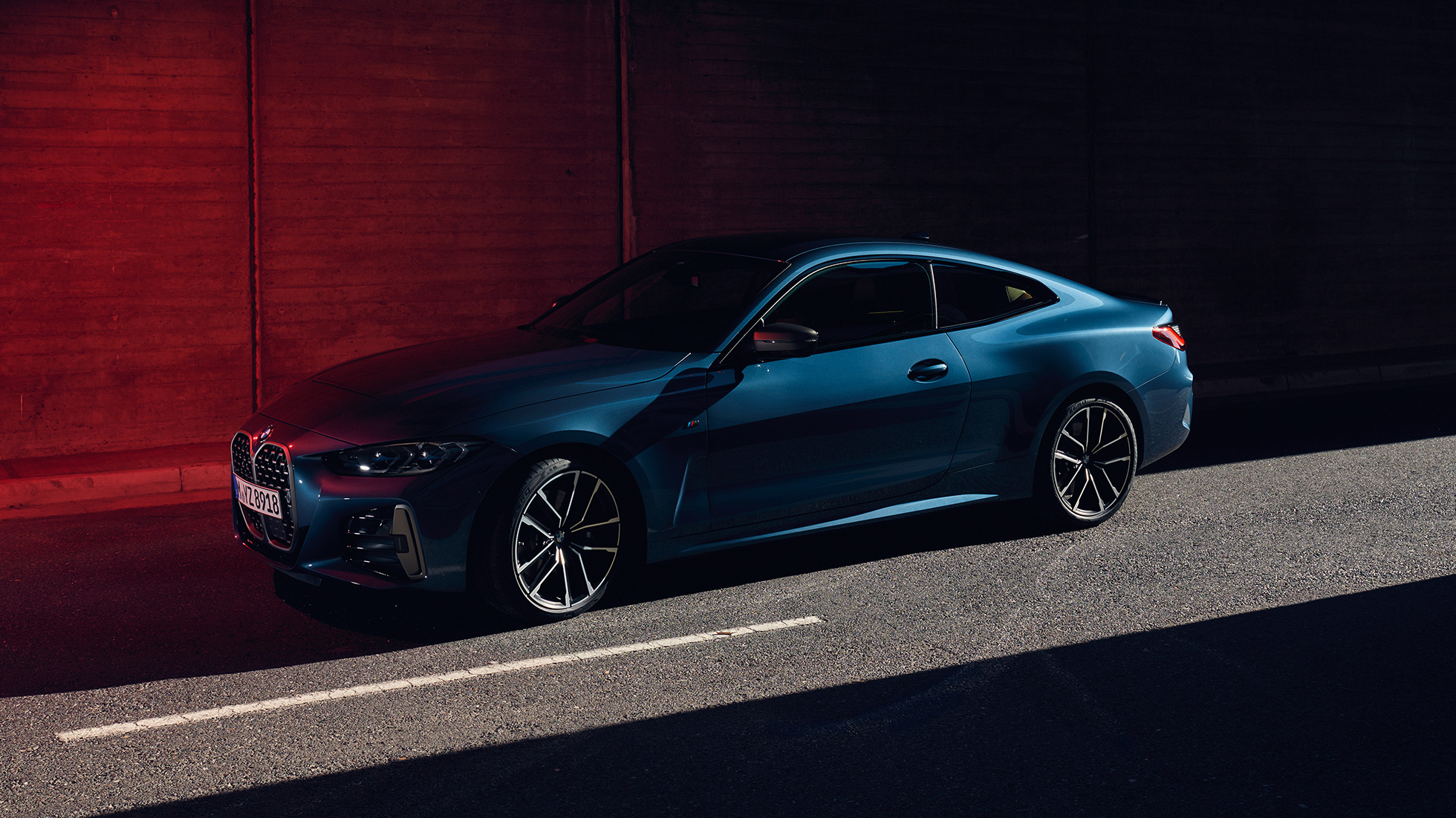 Pogledajte liniju krova BMW kupea M440i xDrive G22 2020 BMW M440i xDrive kupe Arctic Race plava metalik G22 2020 bočni pogled na krov
