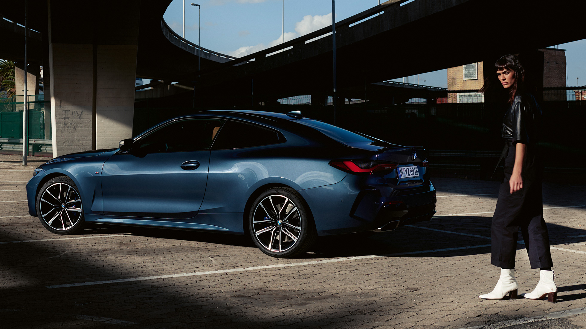 Pogled otpozadi na model BMW M440i xDrive kupe G22 2020 BMW M440i xDrive kupe Arctic Race plava metalik G22 2020 pogled otpozadi