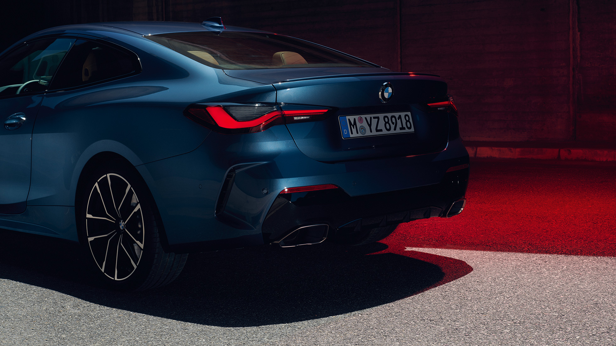 Pogled na zadnja svetla BMW M440i xDrive kupe G22 2020 BMW M440i xDrive kupe Arctic Race plava metalik G22 2020 pogled na zadnja svetla