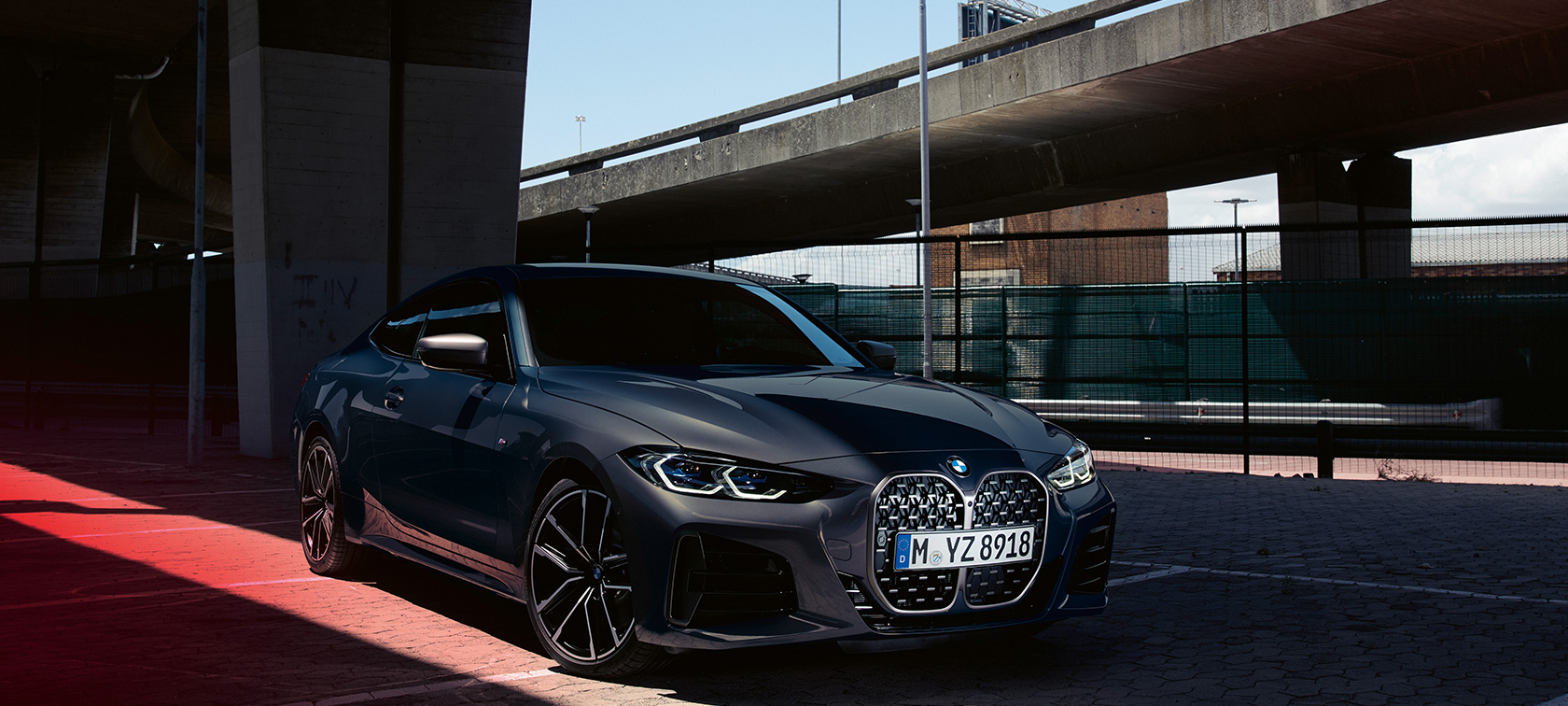 Pogled sa strane na BMW M440i xDrive kupe G22 2020 BMW M440i xDrive kupe G22 2020 Dravite siva metalik pogled sa strane
