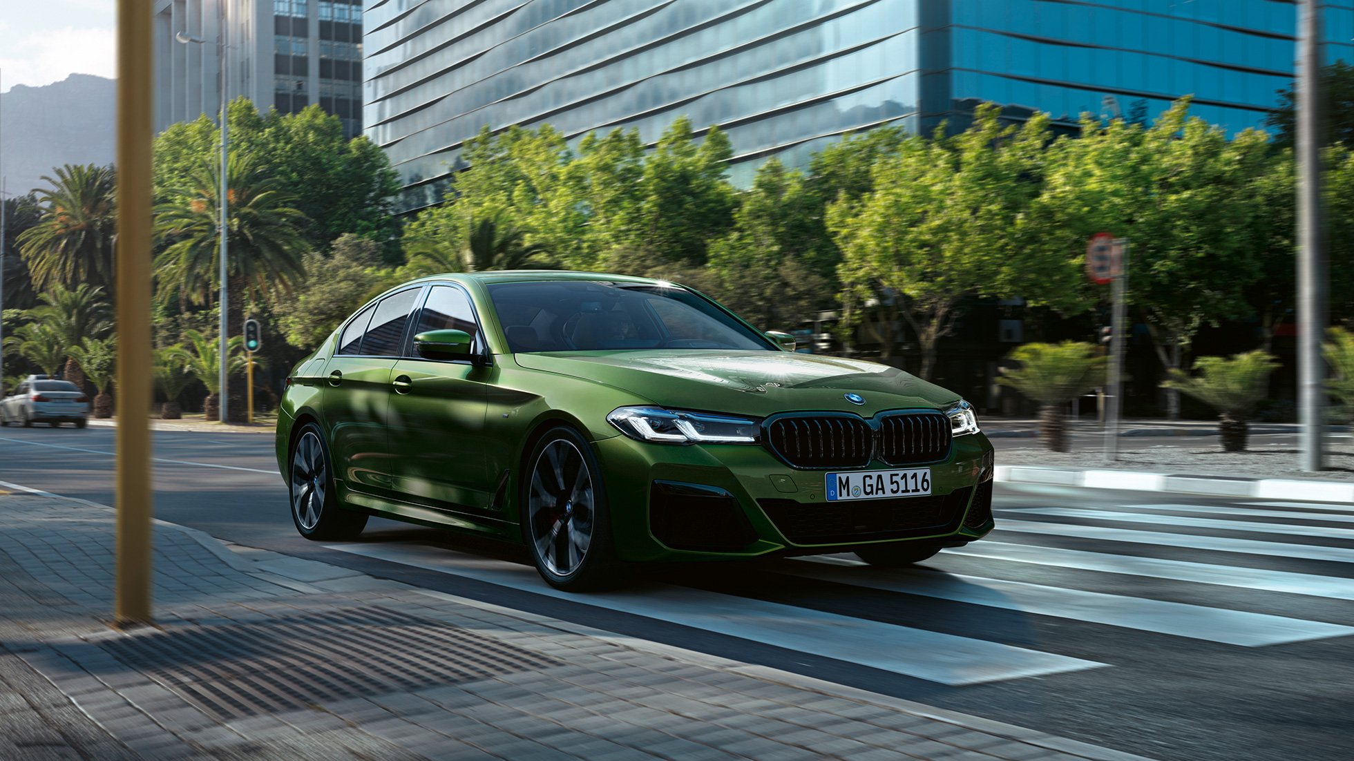 BMW M550i xDrive Sedan G30 LCI Faceliftt 2020 tročetvrtinski prednji prikaz BMW M550i xDrive Sedan G30 LCI Facelift BMW Individual Verde Ermes metalik tročetvrtinski prednji prikaz u vožnji