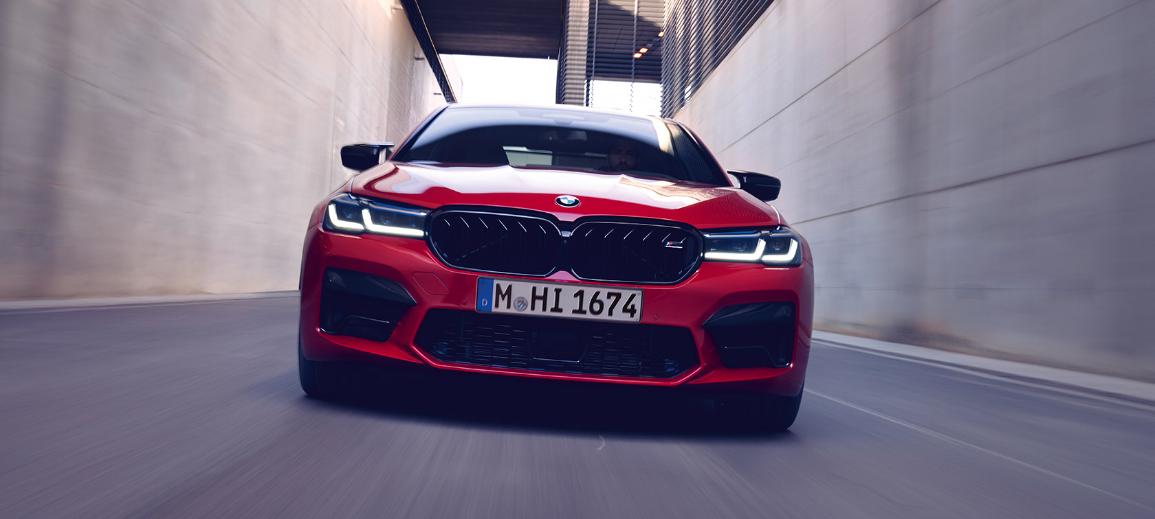 BMW M5 Competition F90 LCI Facelift 2020 prednji prikaz BMW M5 Competition F90 LCI Facelift 2020 BMW Individual Imola Red prednji prikaz u vožnji