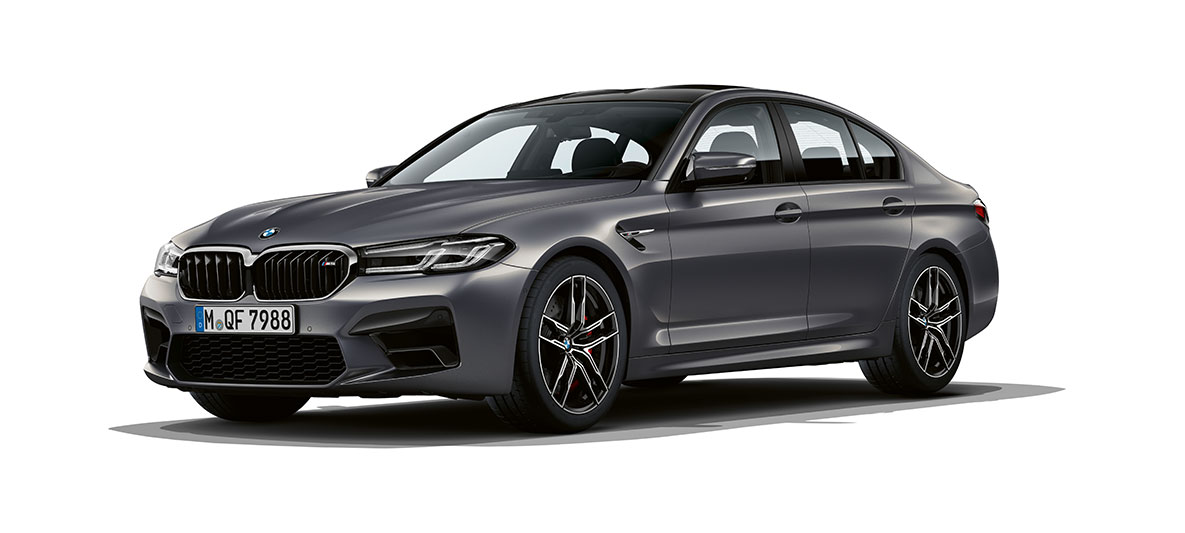 BMW M5 F90 LCI Facelift 2020 tročetvrtinski prednji prikaz BMW M5 F90 LCI Facelift 2020 Brands Hatch Grey metalik tročetvrtinski prednji prikaz