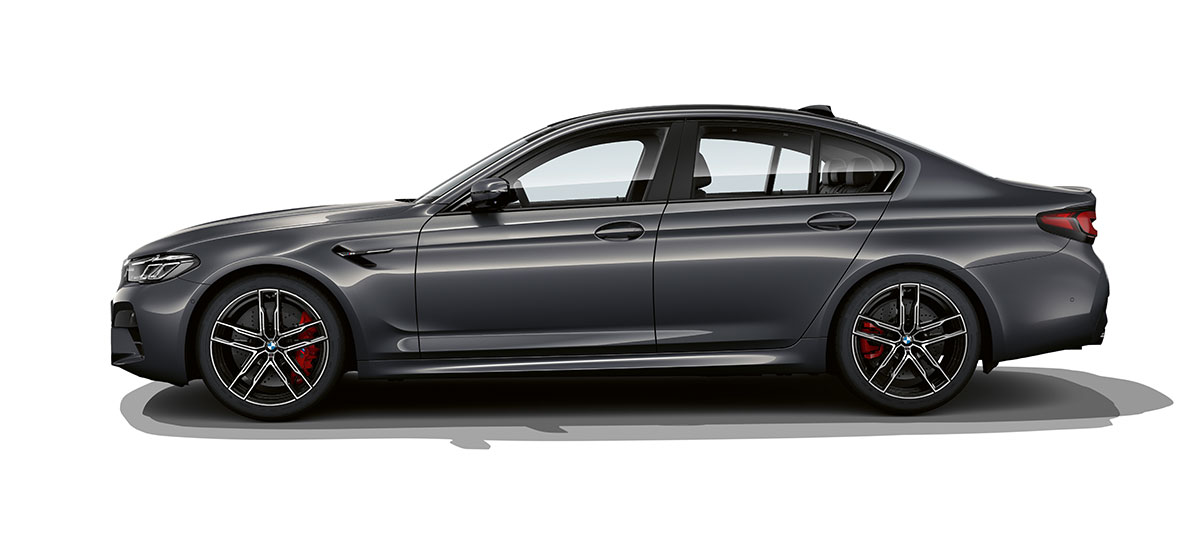 BMW M5 F90 LCI Facelift 2020 bočni prikaz BMW M5 F90 LCI Facelift 2020 Brands Hatch Grey metalik tročetvrtinski bočni prikaz