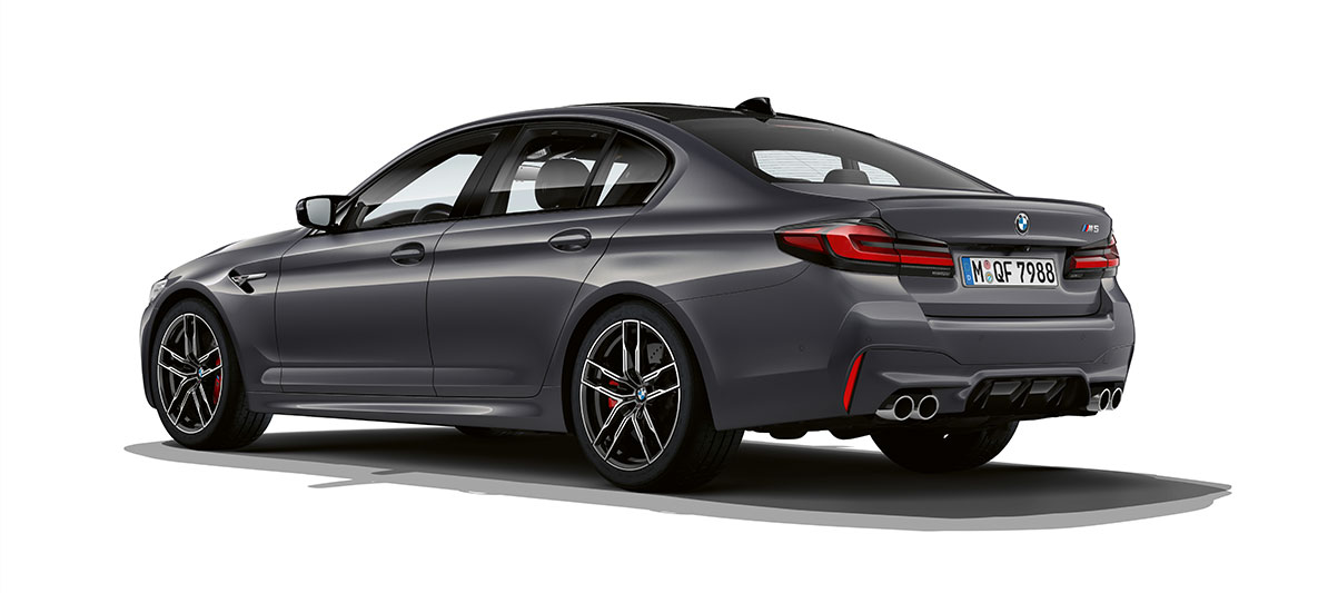 BMW M5 F90 LCI Facelift 2020 tročetvrtinski stražnji prikaz BMW M5 F90 LCI Facelift 2020 Brands Hatch Grey metalik tročetvrtinski stražnji prikaz