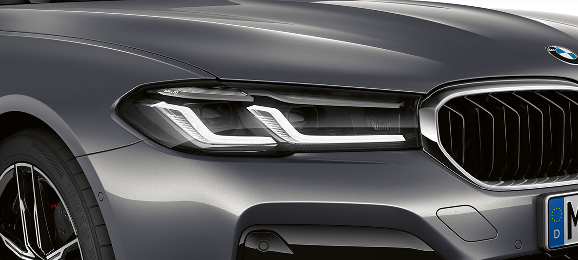Novi dizajn prednjih svjetala BMW M5 F90 LCI Facelift 2020 prednji prikaz Novi dizajn prednjih svjetala BMW M5 F90 LCI Facelift 2020 Brands Hatch Grey metalik prednji prikaz