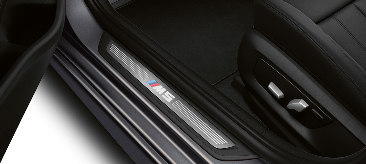 Ulazni pragovi s M5 oznakom BMW M5 F90 LCI Facelift 2020 unutrašnjost Ulazni pragovi s M5 oznakom BMW M5 F90 LCI Facelift 2020 unutrašnjost