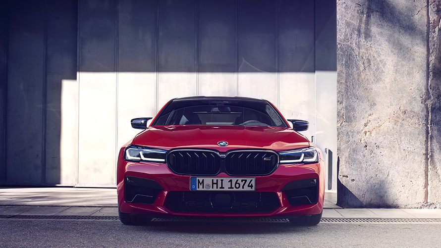 BMW M5 Competition F90 LCI Facelift 2020 BMW Individual Imola crvena boja prednji prikaz parkiranog vozila