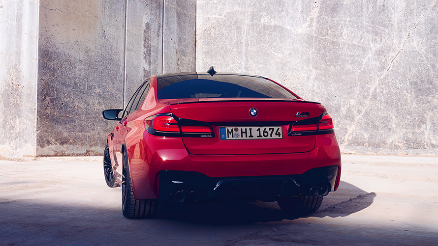 BMW M5 Competition F90 LCI Facelift 2020 BMW Individual Imola crvene boje stražnji prikaz