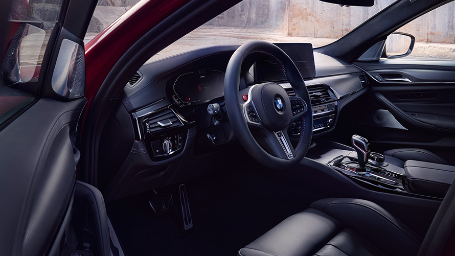 BMW M5 Competition F90 LCI Facelift 2020 kokpit sa otvorenim vratima
