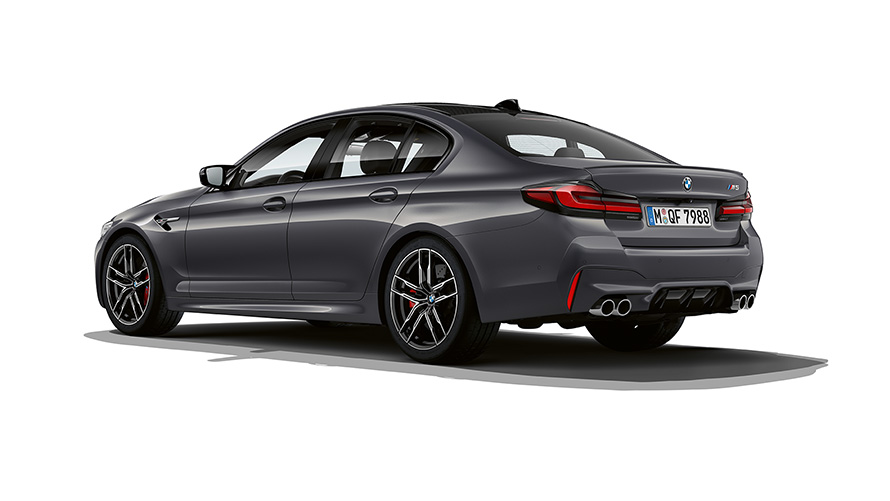 BMW M5 F90 LCI Facelift 2020 brendovi Hatch Grey metalik tročetvrtinski stražnji prikaz