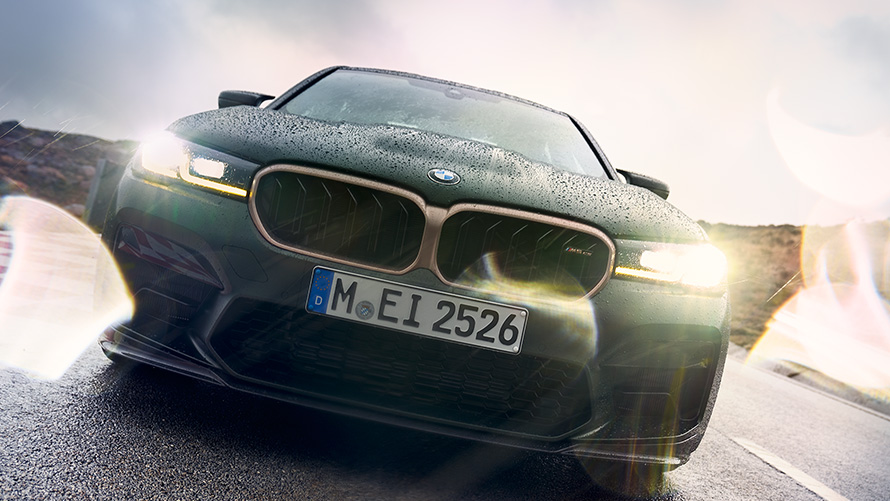 BMW M5 CS F90 2021 Frozen Deep zelena metalik boja prednji prikaz sa upaljenim svetlima