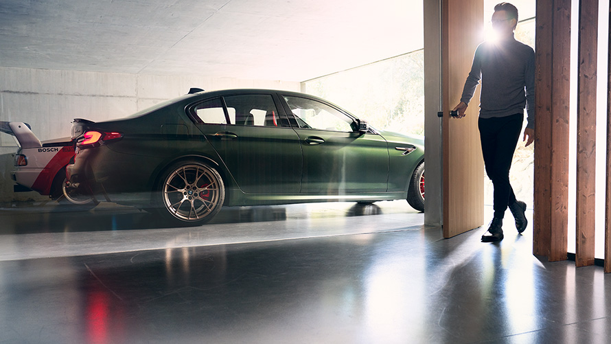 BMW M5 CS F90 2021 Frozen Deep zelena metalik boja bočni prikaz u garaži