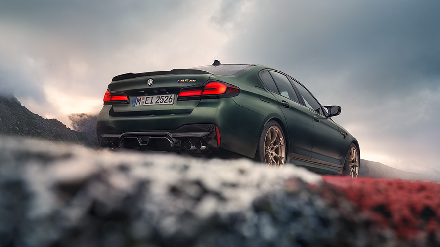 BMW M5 CS F90 2021 Frozen Deep zelena metalik boja stražnji prikaz iz niskog ugla