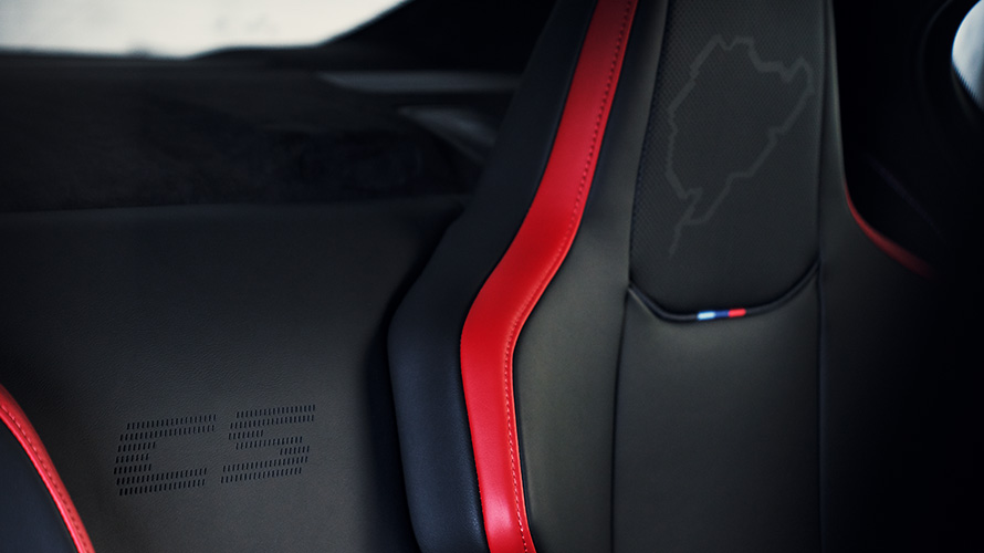 BMW M5 CS F90 2021 unutrašnjost M trkačko sedište od ugljeničnih vlakana sa osvetljenim logotipom M5 i Nürburgring siluetom 