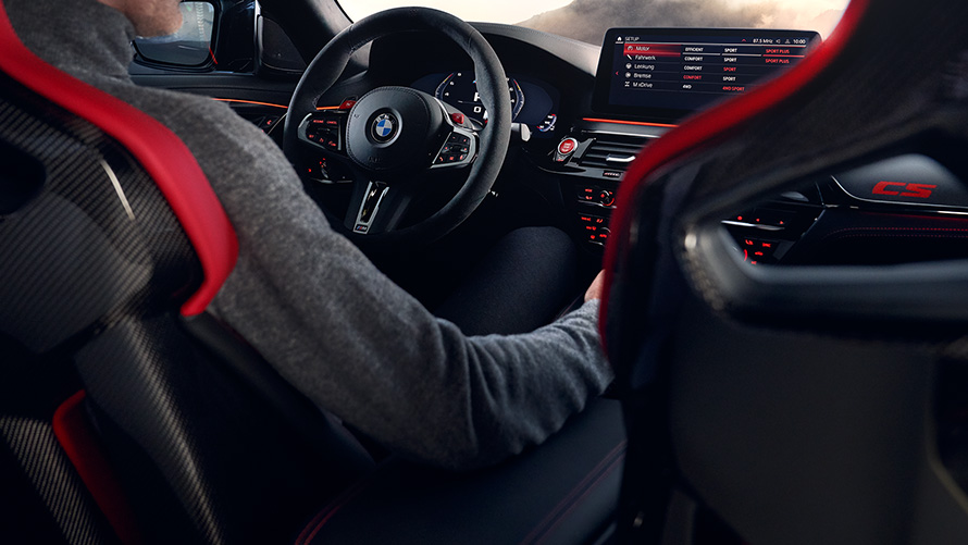 BMW M5 CS F90 2021 unutrašnjost kokpit sa vozačem