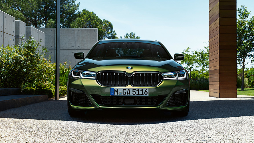BMW M550i xDrive Sedan G30 LCI Facelift 2020 BMW Individual Verde Ermes metalik boje prednji prikaz
