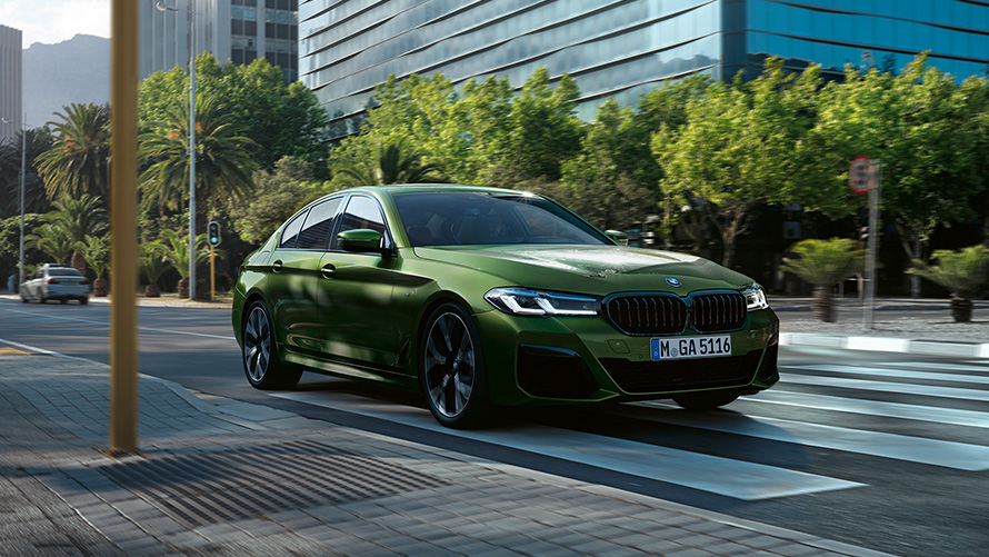BMW M550i xDrive Sedan G30 LCI Facelift 2020 BMW Individual Verde Ermes metalik boje tročetvrtinski prednji prikaz tokom vožnje