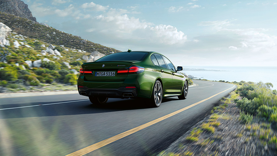 BMW M550i xDrive Sedan G30 LCI Facelift 2020 BMW Individual Verde Ermes metalik boje tročetvrtinski stražnji prikaz tokom vožnje