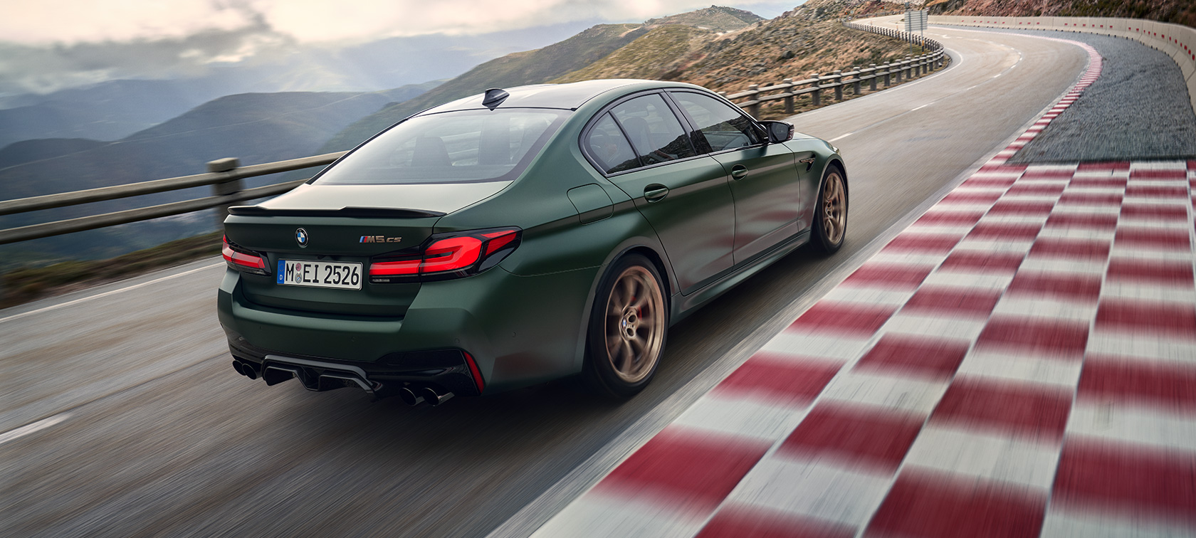 BMW M5 CS F90 2021 Frozen Deep zelena metalik boja tročetvrtinski stražnji prikaz BMW M5 CS F90 2021 Frozen Deep zelena metalik boja tročetvrtinski stražnji prikaz