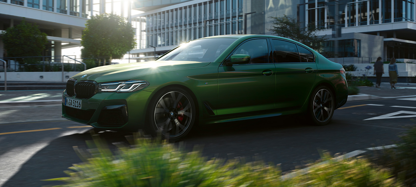 BMW M550i xDrive Sedan G30 2020 bočni prikaz tokom vožnje BMW M550i xDrive Sedan G30 LCI Facelift 2020 BMW Individual Verde Ermes metalik boje bočni prikaz tokom vožnje