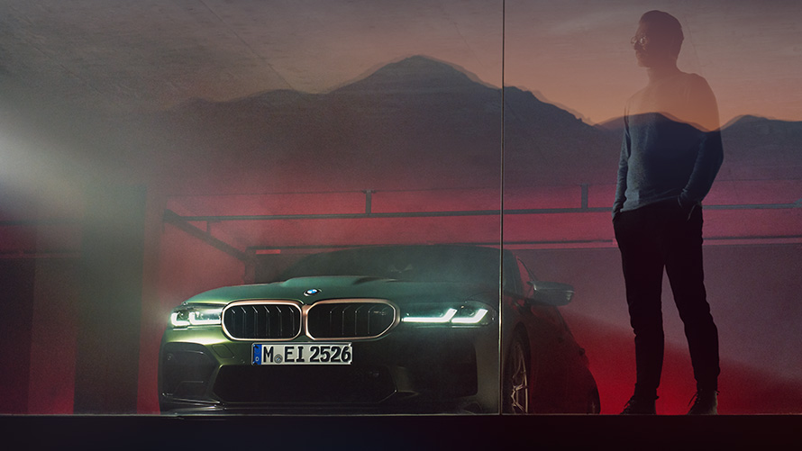 BMW M5 CS F90 2021 prednji prikaz sa čovekom BMW M5 CS F90 2021 Frozen Deep zelena metalik boja prednji prikaz sa čovekom