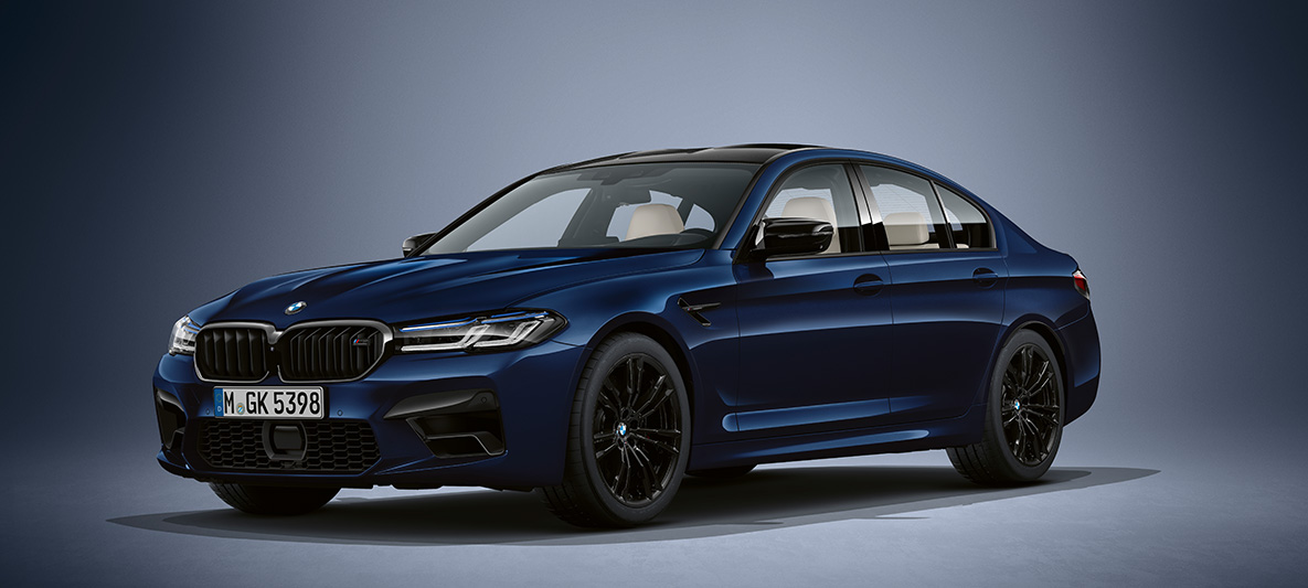 BMW Individual BMW M5 Sedan F90 2020 Tanzanit plave metalik boje BMW Individual BMW M5 Sedan F90 LCI Facelift 2020 Tanzanit plave metalik boje tročetvrtinski prednji prikaz