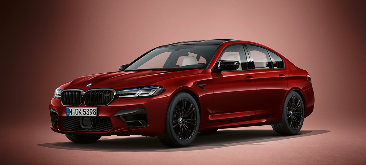 BMW Individual BMW M5 Sedan F90 2020 Aventurin crvene metalik boje BMW Individual BMW M5 Sedan F90 LCI Facelift 2020 Aventurin crvene metalik boje tročetvrtinski prednji prikaz