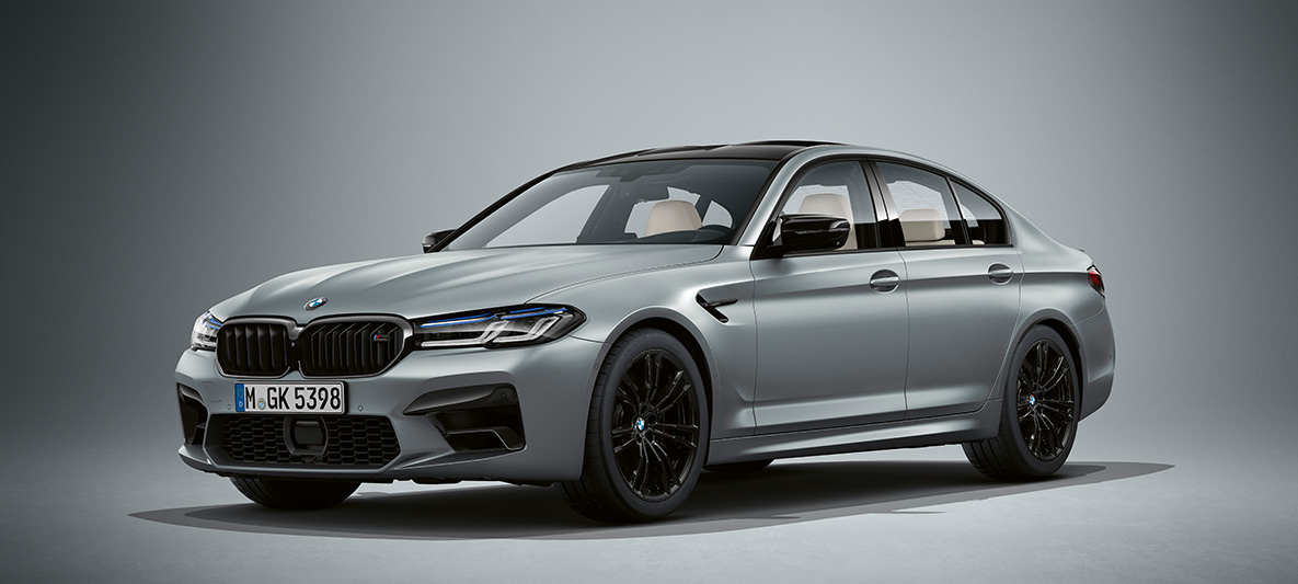 BMW Individual BMW M5 Sedan F90 2020 Frozen Bluestone metalik boje BMW Individual BMW M5 Sedan F90 LCI Facelift 2020 Frozen Bluestone metalik boje tročetvrtinski prednji prikaz