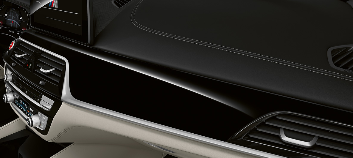 BMW Individual BMW M5 Sedan F90 2020 BMW Individual unutrašnje lajsne piano lajsne crne boje BMW Individual BMW M5 Sedan F90 LCI Facelift 2020 BMW Individual unutrašnje lajsne piano lajsne crni enterijer