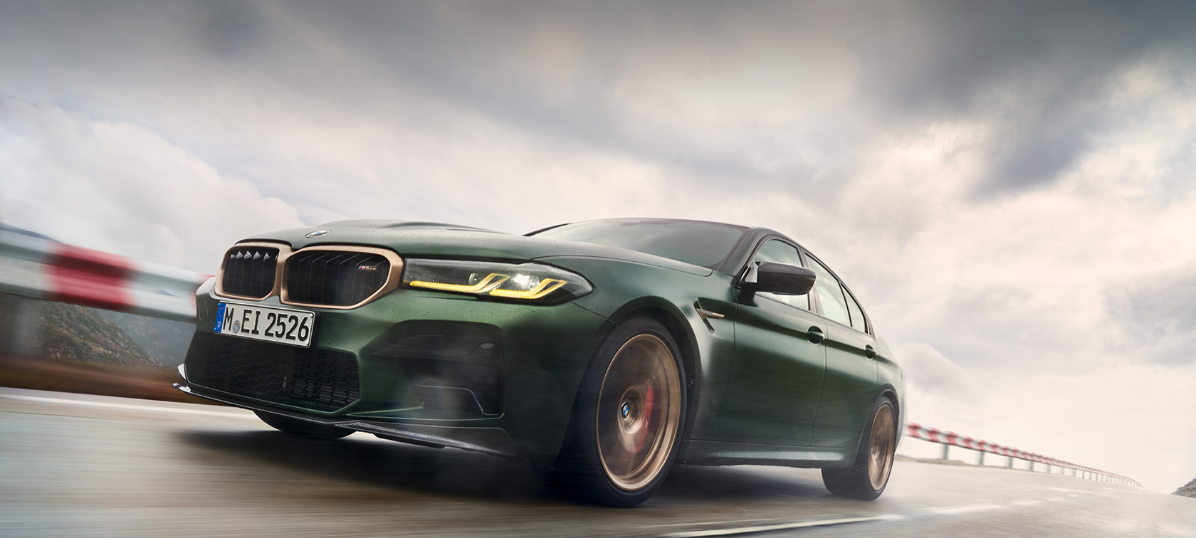 BMW M5 CS F90 2021 Frozen Deep zelena metalik boja tročetvrtinski prednji prikaz