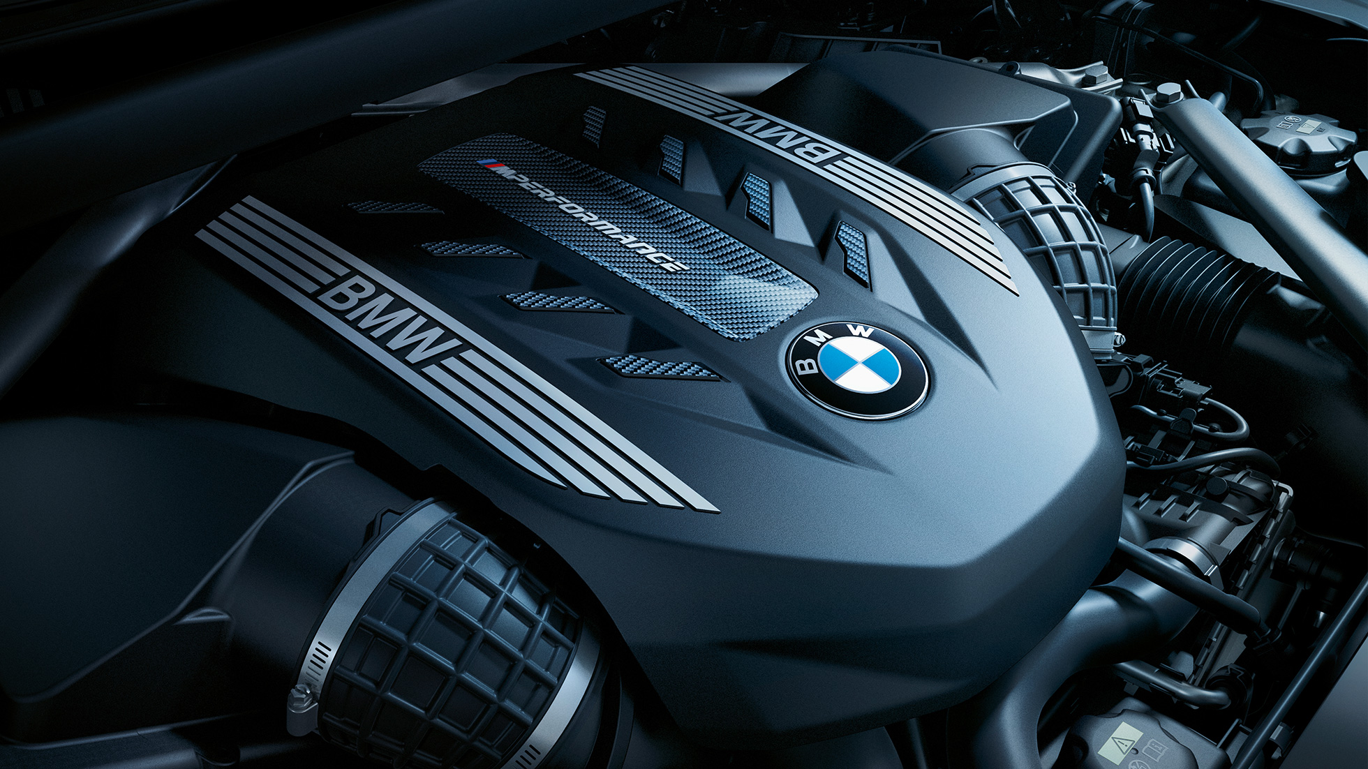 BMW TwinPower Turbo 8-cilindarski benzinski motor. BMW X6 M50i sa BMW TwinPower Turbo 8-cilindarskim benzinskim motorom.