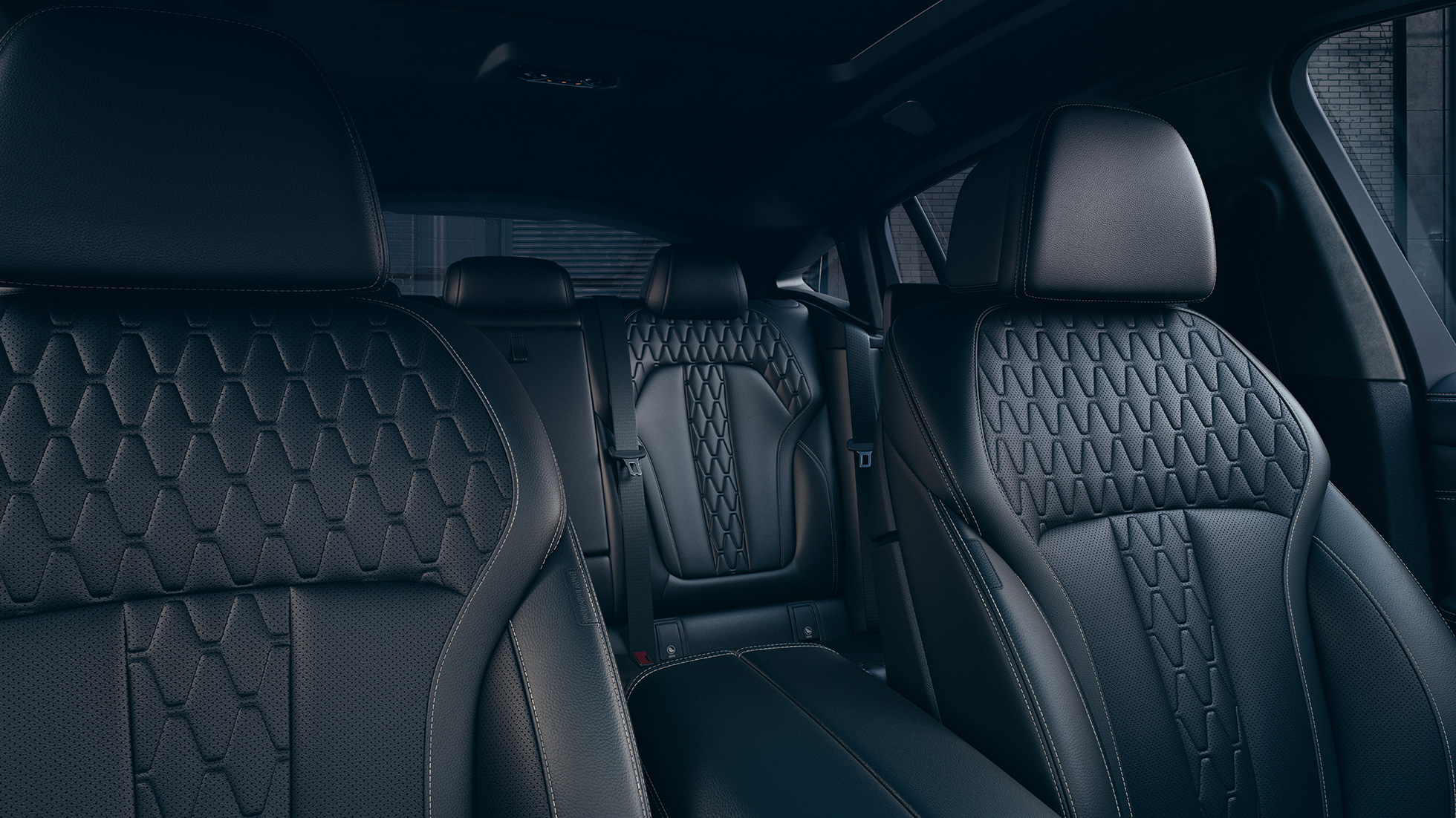 Sportska sedišta modela BMW X6 M50i. Enterijer sa fokusom na sportskim sedištima modela BMW X6 M50i.