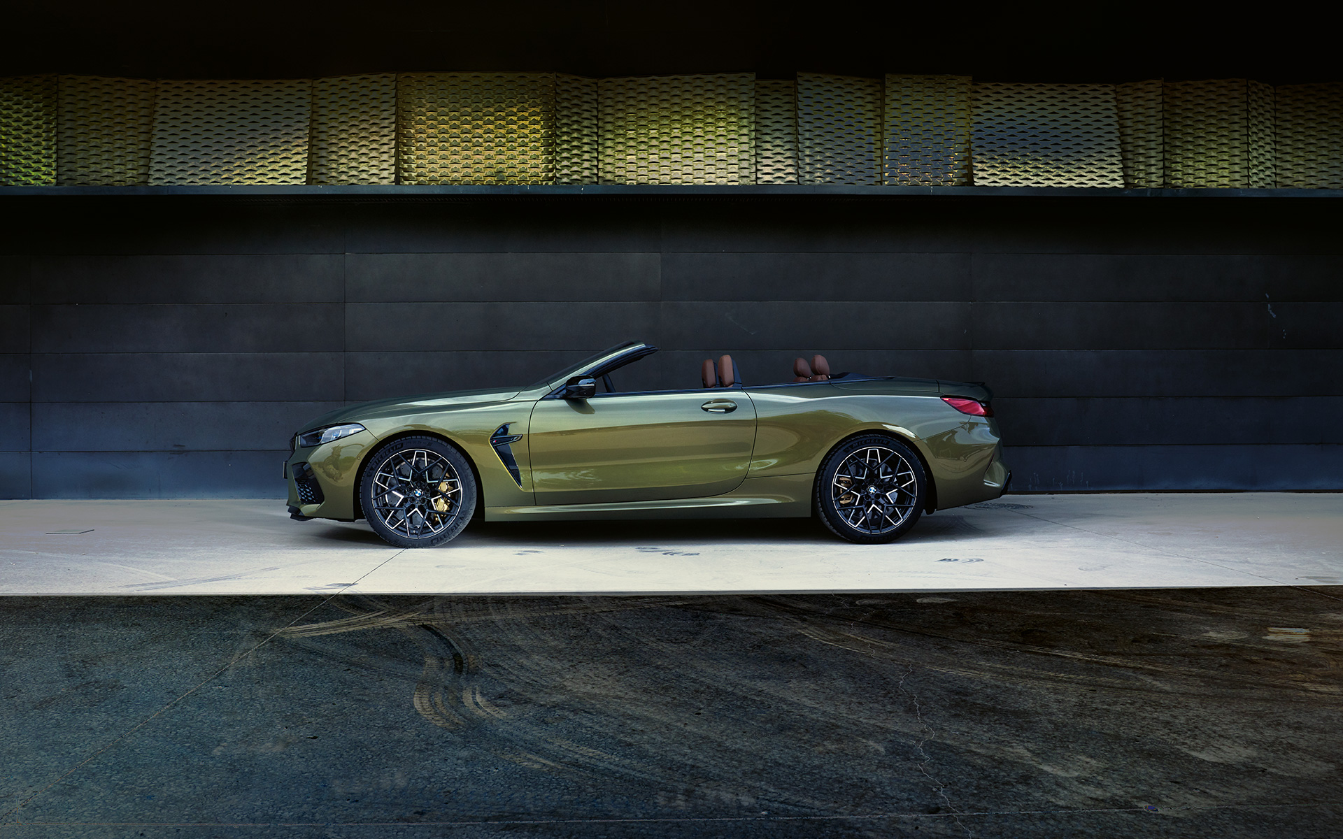 Bočni prikaz vozila na bini BMW M8 Competition Kabriolet F91 LCI Facelift 2022 BMW M8 Competition Kabriolet F91 LCI Facelift 2022 BMW Individual Brass metalik boja bočni prikaz vozila na bini