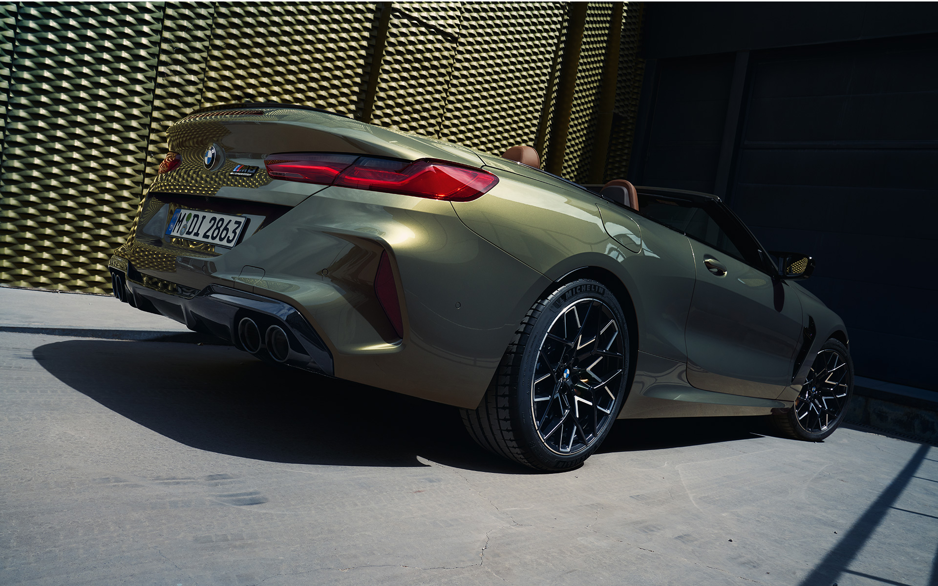 Tročetvrtinski zadnji prikaz BMW M8 Competition Kabriolet F91 LCI Facelift 2022 BMW M8 Competition Kabriolet F91 LCI Facelift 2022 BMW Individual Brass metalik boja tročetvrtinski zadnji prikaz iz niskog ugla